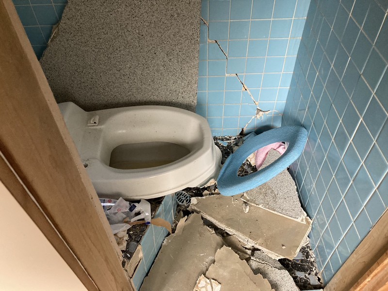 半倒壊家屋のトイレ（七尾市　2024年1月6日）